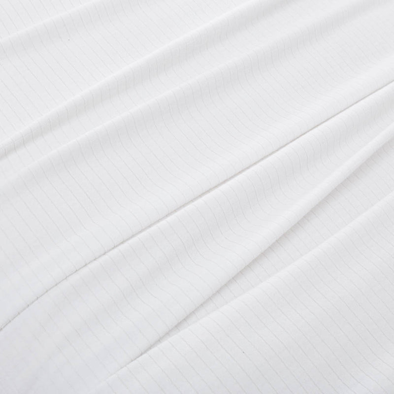 Close-up of the microfleece material of the blanket in white, highlighting its soft texture.