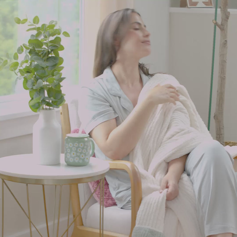 Video with a model and our MelloKnit Throw.